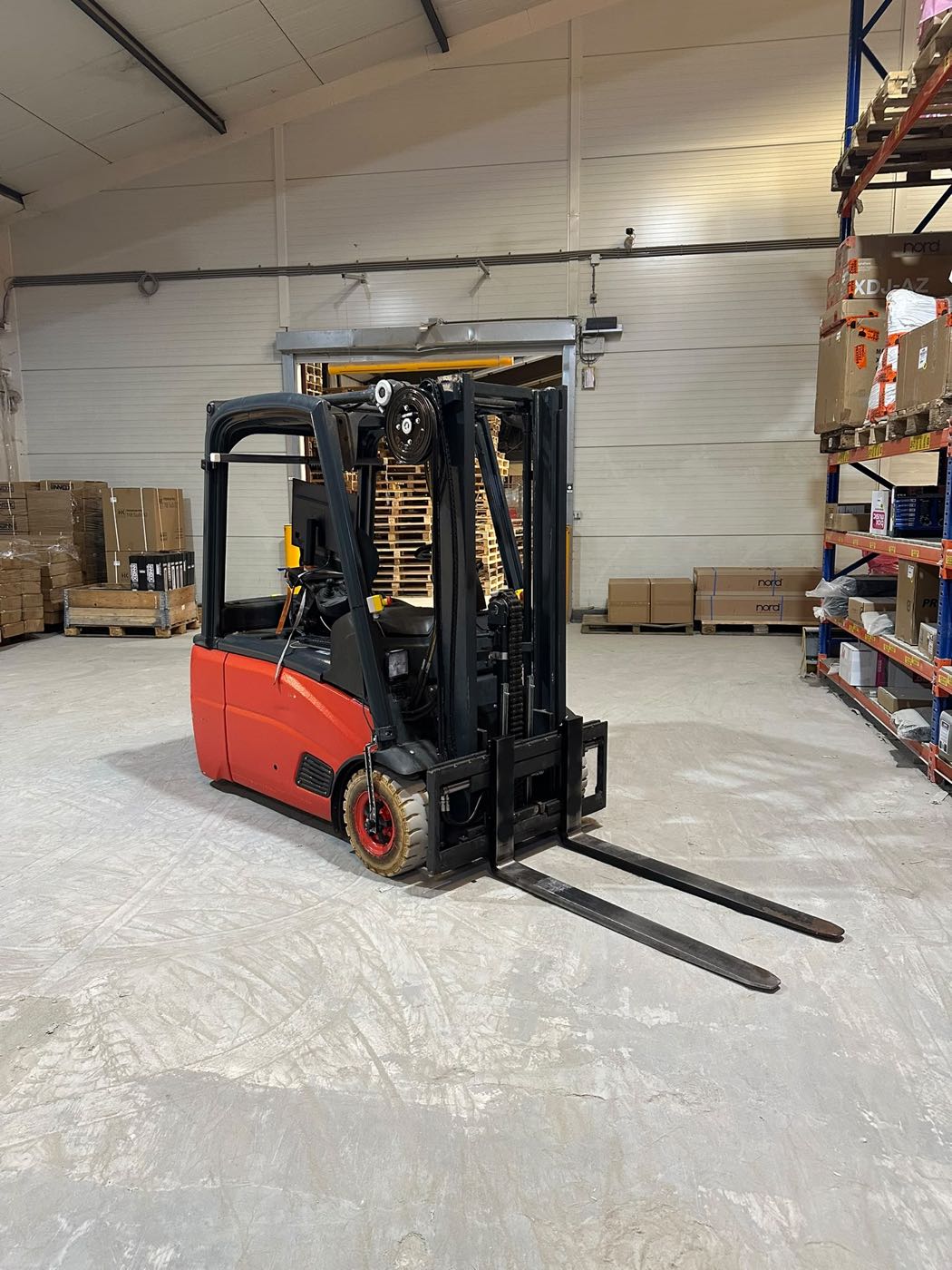 Autonome heftruck voor een koelceldeur in het distributiecentrum